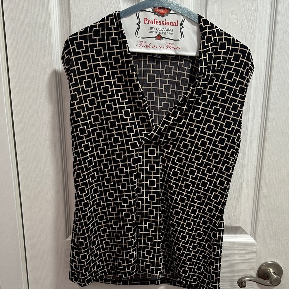Chic Black and White Geometric Sleeveless Blouse